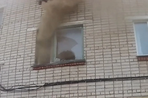 В Чувашии полицейские вместе со спасателями эвакуировали жильцов многоквартирного дома, где произошел пожар