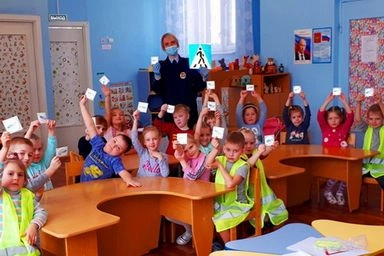 В Смоленской области проведена с дошкольниками профилактическая беседа «Правила дорожные детям знать положено»