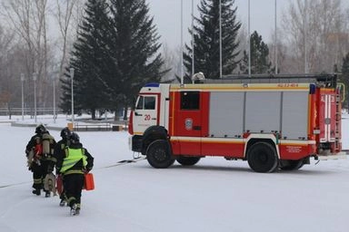 В регионах России пожарные отрабатывают навыки спасения людей при пожарах