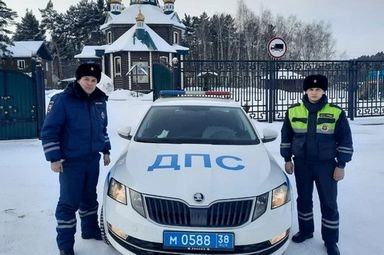 В Иркутской области сотрудники ДПС оказали помощь дальнобойщику, съехавшему в кювет