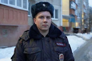 Сотрудник полиции вынес из задымлённой квартиры пожилую женщину, надышавшуюся угарным газом