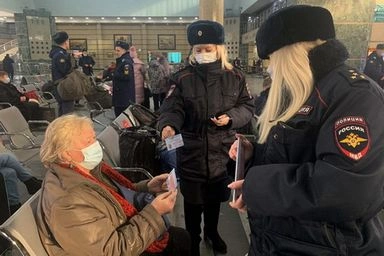 На железнодорожном вокзале Челябинска сотрудники транспортной полиции напомнили пассажирам правила безопасности