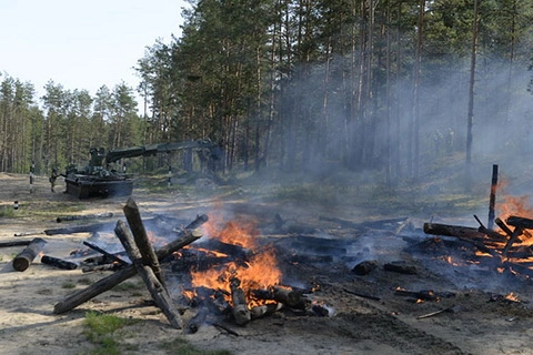 Военнослужащие ЗВО провели пожарно-тактическое учение на аэродроме в Курской области