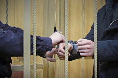 В суде будет рассмотрено дело, возбужденное против бывшего офицера федеральной службы безопасности РФ, обвиняемого в краже на шесть с половиной миллионов рублей ковров, изготовленных вручную