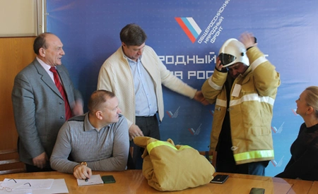 Волонтерский штаб ОНФ вручил добровольному пожарному из Ульяновской области, обратившемуся на прямую линию к президенту, спецкостюм