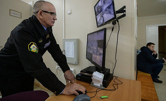 В Туве отметили героизм вахтёра, спасшего девушку от нападения в больнице