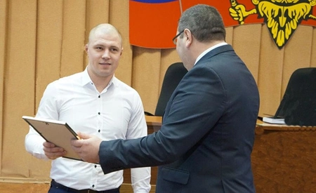 В Магадане наградили пожарного, который догнал и скрутил грабителя на улице