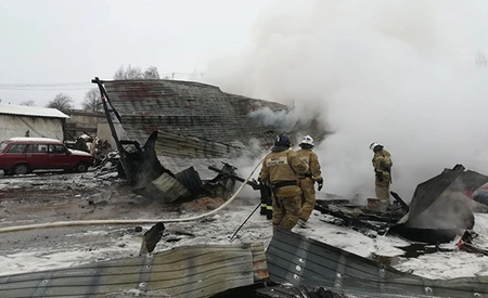 24 пожарных тушили горящий ангар в Кстовском районе