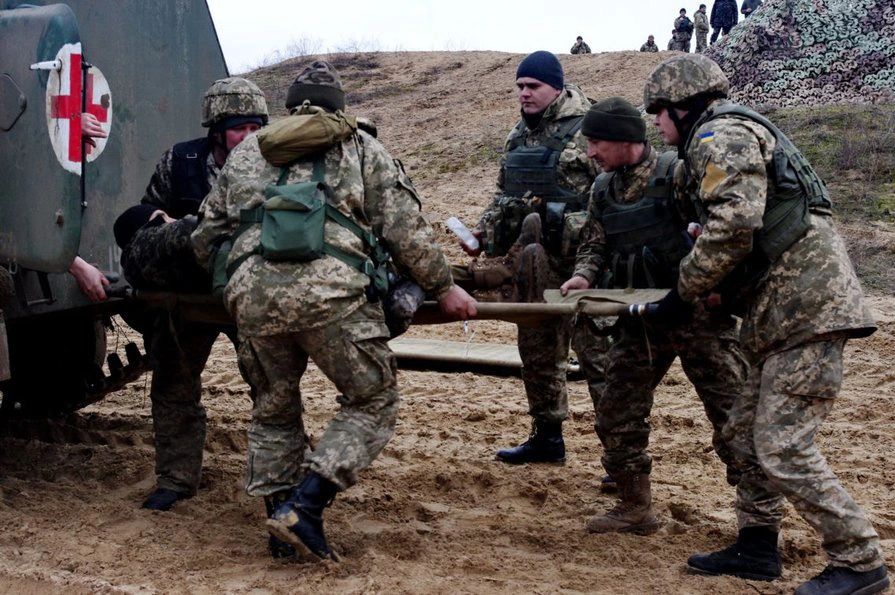 Военные медики Западного военного округа спасли попавшего в автомобильную аварию гражданского водителя на трассе М-7
