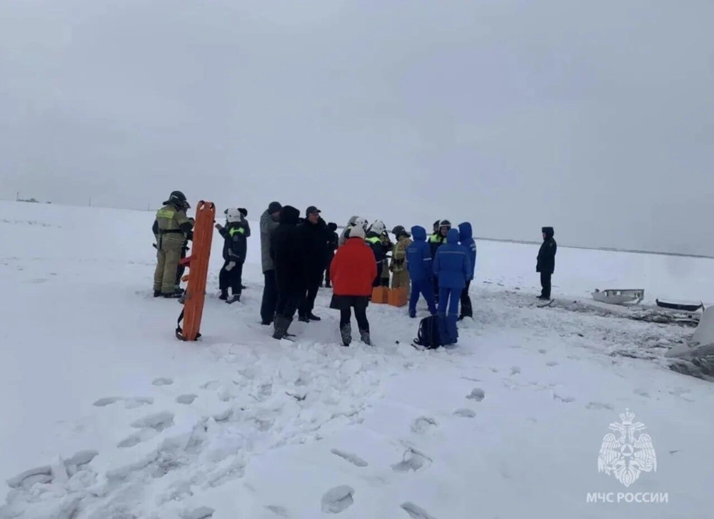 Три человека погибли при падении учебного самолета в Оренбургской области