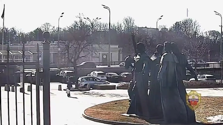 В Москве задержали курьера мошенников, обманувших девушку на 17 миллионов рублей