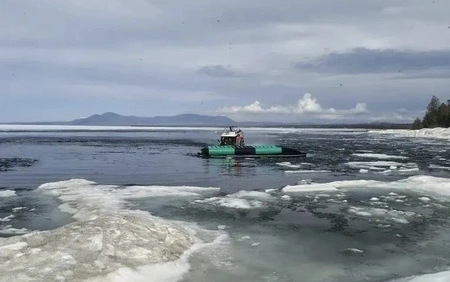 На Байкале перевернулась аэролодка с 14 людьми на борту