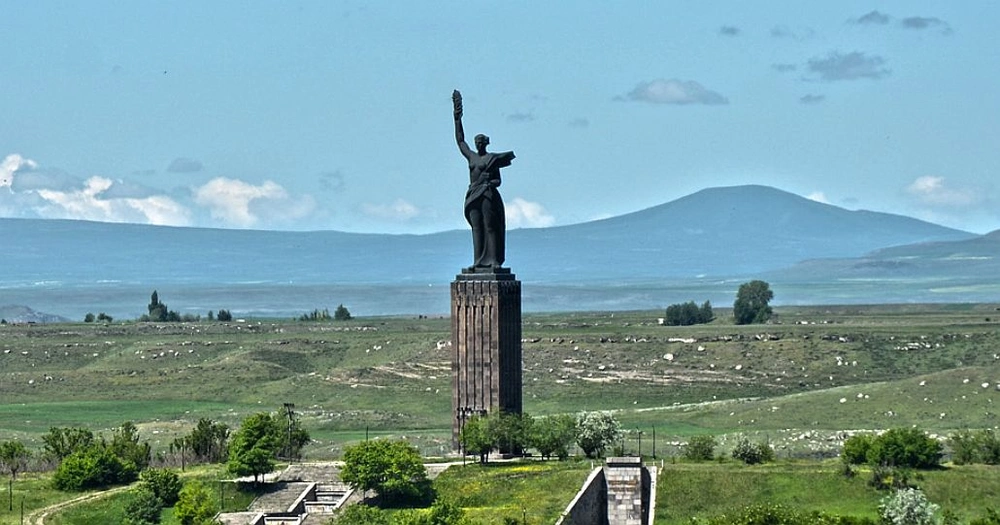 В армянском городе Гюмри вандалы осквернили мемориал «Мать Армения»