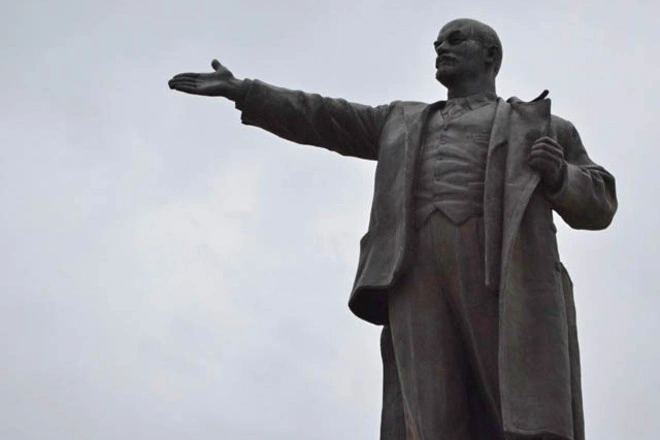 Под памятником вождю СССР найден труп мужчины