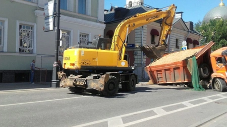 На Большой Ордынке под «КамАЗом» провалился асфальт