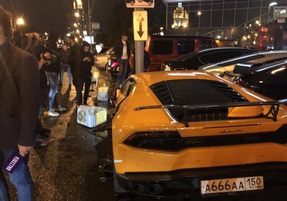 На Новом Арбате произошло крупное ДТП с участием Lamborghini