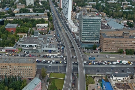 По новому участку автотрассы, которая связала шоссе Энтузиастов с МКАДом, первым проехал мэр Сергей Собянин