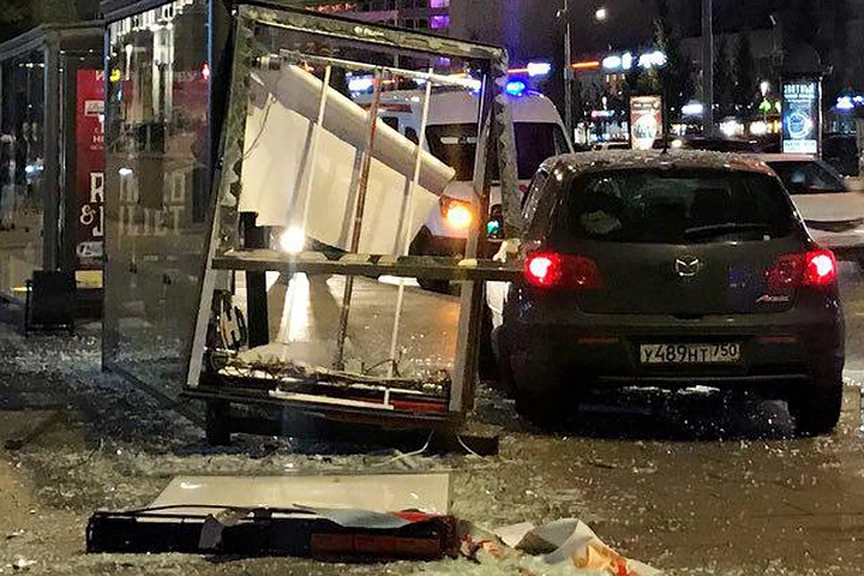 Водитель «Мазды» снес остановку на Новом Арбате