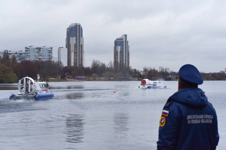 На водоеме в Строгине сняли с плота двоих детей