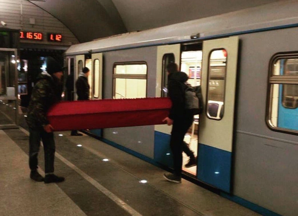 В московском метро замечены пассажиры с гробом. При входе в подземку их никто не остановил
