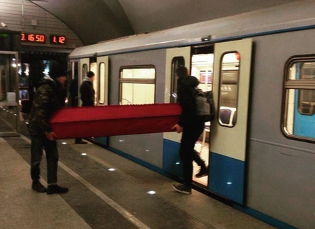 В московском метро замечены пассажиры с гробом. При входе в подземку их никто не остановил