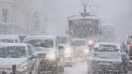 На дорогах Москвы снижена видимость во время метели