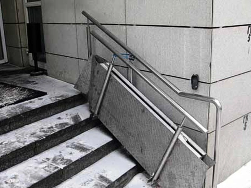 В Москве жильцы дома выломали пандус, установленный для ребенка-инвалида
