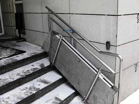 В Москве жильцы дома выломали пандус, установленный для ребенка-инвалида