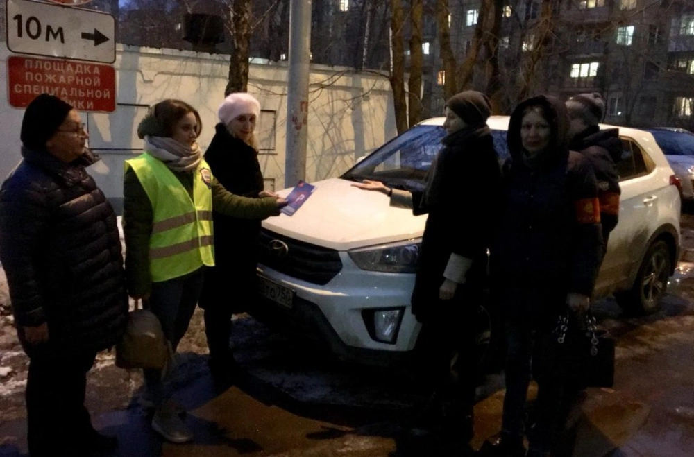 Автомобили на тротуарах зимой