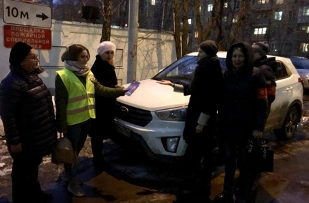 Автомобили на тротуарах зимой