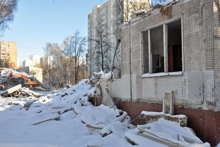 В Останкино требуют начать строительство дома под реновацию