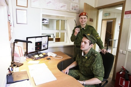 Московским школьникам показали жизнь в казарме