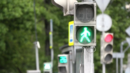 В Москве перенастроили режим работы светофоров за зебрах