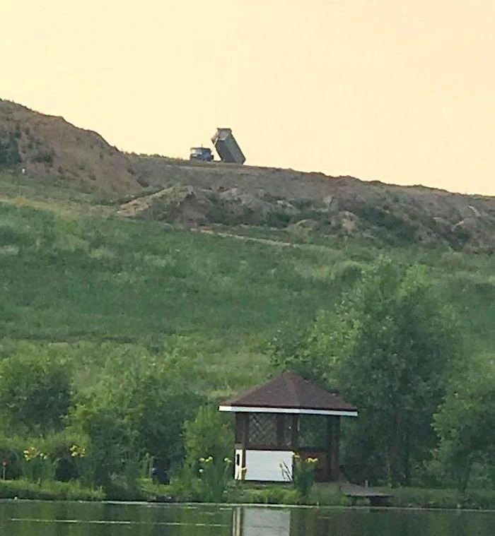 В рыболовной усадьбе «Остров» в Подмосковье можно насладиться рыбалкой с видом на свалку