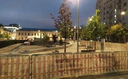 В столице на Хохловской площади перекрыли забором общественное пространство «Яма»