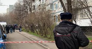 Следователи расследуют убийство выпавшей из окна женщины с детьми