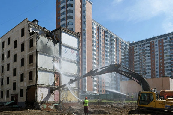 Около 240 семей в ЮАО уже заключили договоры на получение жилья по программе реновации