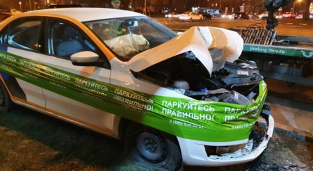 Авто без водителя протаранил здание ГУ МВД на Петровке