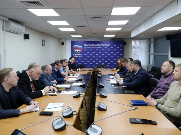 В городской партийной организации координаторы проекта «Безопасная столица» и РОД «Хранители России» обсудили борьбу с фальсификацией истории
