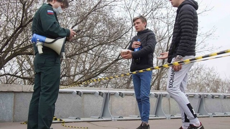 Москвичи смогут выйти на улицу только по спецпропуску
