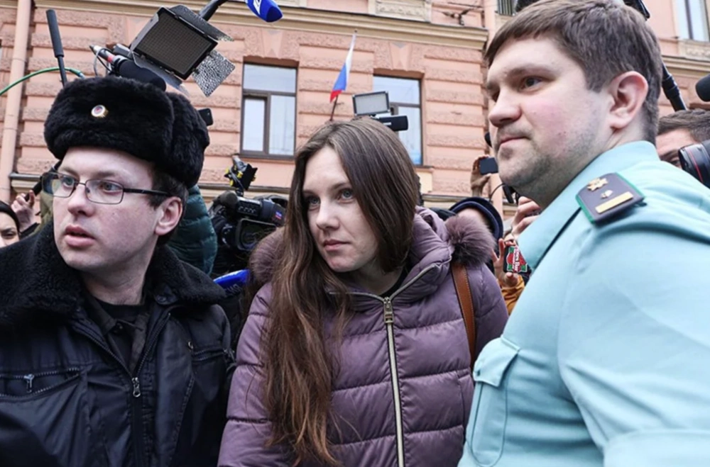 Обманутую дольщицу задержали у администрации президента – она приехала на лошади