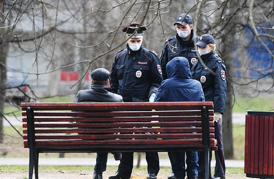 Житель Подмосковья набросился на полицейских с ножом из-за замечаний о выгуле собаки
