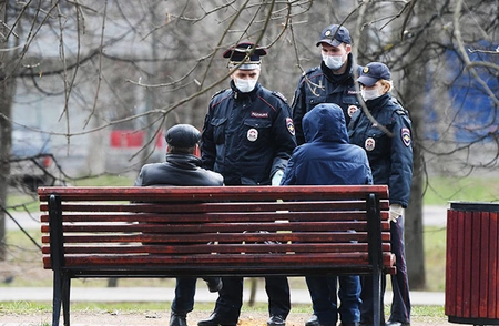 Житель Подмосковья набросился на полицейских с ножом из-за замечаний о выгуле собаки