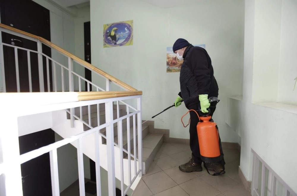 В Москве еще месяц будут дезинфицировать подъезды