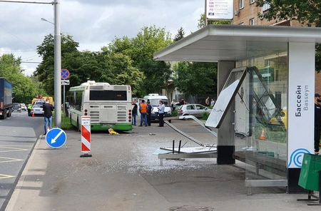 На юго-востоке Москвы автобус насмерть задавил на остановке женщину