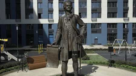 В столице появился еще один памятник Петру I