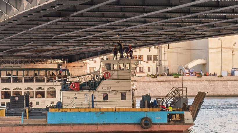 В центре Москвы баржа повредила Крымский мост