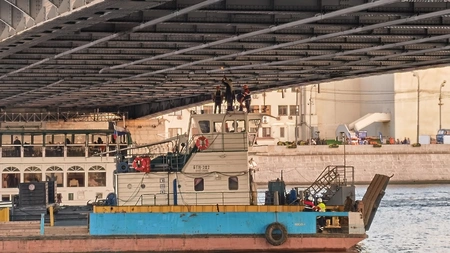 В центре Москвы баржа повредила Крымский мост