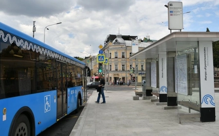 В Москве остановки общественного транспорта оборудуют устройствами, помогающими следить за гражданами