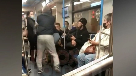 В столичном метро мужчина набросился на кашлявшую женщину без маски